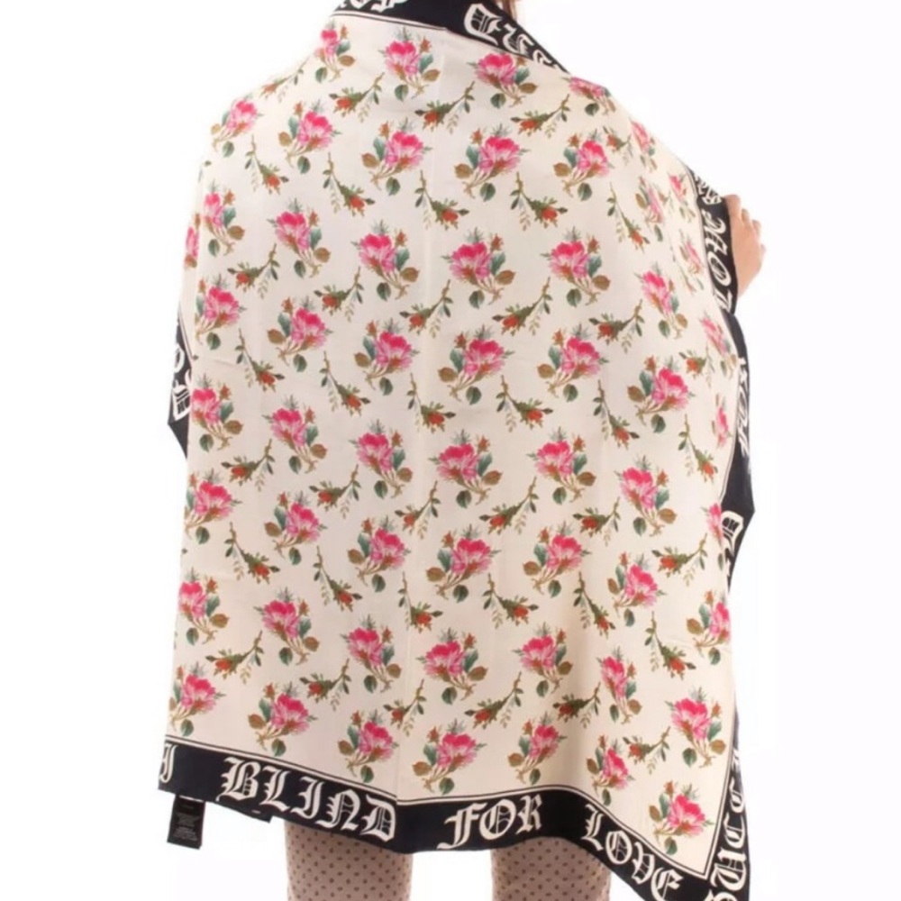 ⭐️SOLD⭐️Gucci Blind For Love Floral Silk Scarf - Picture 4 of 11